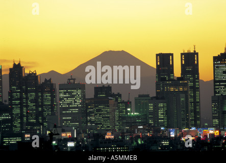 Il monte Fuji e i grattacieli del quartiere di Shinjuku Tokyo Giappone Foto Stock