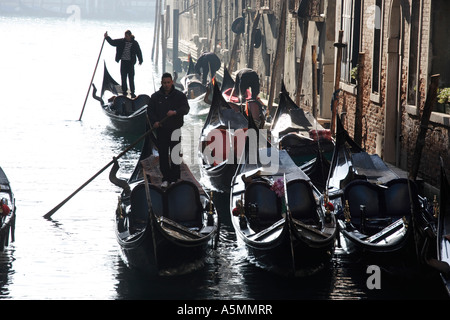 Gondole ormeggiato il Canal Grande a Venezia Italia Foto Stock