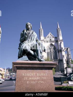 Robert Burns statua che si trova nella parte anteriore della cattedrale a Dunedin Otago Isola del Sud della Nuova Zelanda Foto Stock