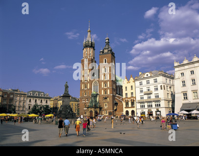 La piazza del mercato e St Marys chiesa Cracovia Polonia Foto Stock