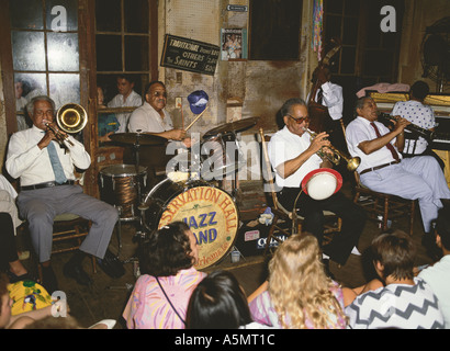 Jazz band a suonare in conservazione storica sala su Bourbon Street a New Orleans in Louisiana USA Foto Stock