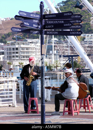 Cape Town buskers a Victoria and Alfred Waterfront leisure e complesso lavoro Città del Capo Sud Africa RSA Foto Stock