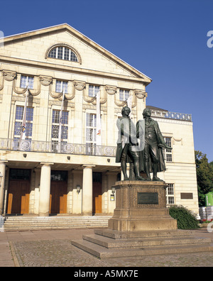 Statua di Goethe e Schiller nella parte anteriore del German National Theatre Weimar in Germania Foto Stock