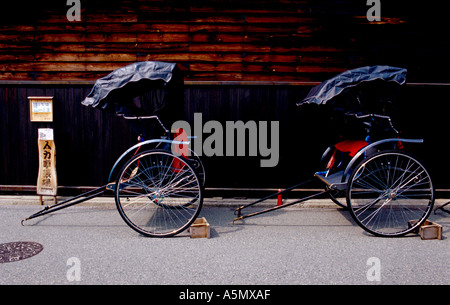 "Due rickshaw in un vicolo nella restaurata samurai distretto di Takayama Giappone " Foto Stock