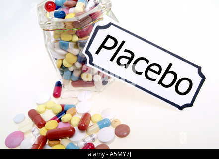 Symbolbild Placebo Scheinpräparate simbolico per il placebo Medikament Medikamente Medizin Tabletten Pillen Heilmittel Arznei Arznei Foto Stock