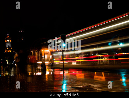 Prince's Street di notte, Edimburgo in Scozia Foto Stock