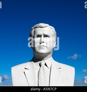 Busto di George Bush la scultura contro il cielo blu nel presidente s Park Black Hills South Dakota Foto Stock