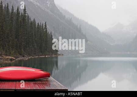 Noleggio canoe, il Lago Louise e montagne Foto Stock