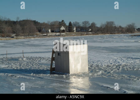 Pesca sul ghiaccio Case sul fiume Squamscott nel centro storico di Exeter New Hampshire USA Foto Stock