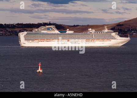 Mondo s più grande nave da crociera Diamond Princess nel fiume Derwent lasciando Hobart Tasmania voce per la Nuova Zelanda Foto Stock