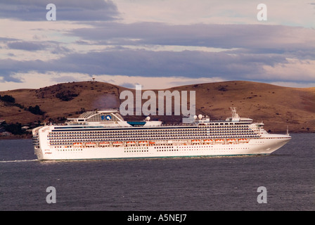 Mondo s più grande nave da crociera Diamond Princess nel fiume Derwent lasciando Hobart Tasmania voce per la Nuova Zelanda Foto Stock