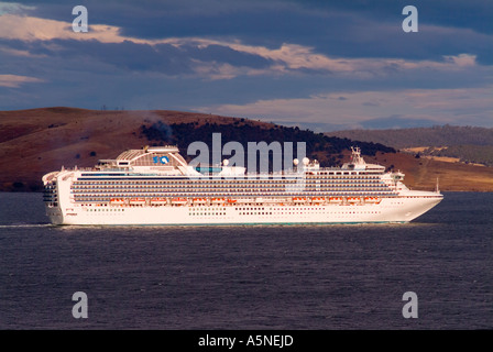 Mondo s più grande nave da crociera Diamond Princess nel fiume Derwent lasciando Hobart Tasmania voce per la Nuova Zelanda Foto Stock