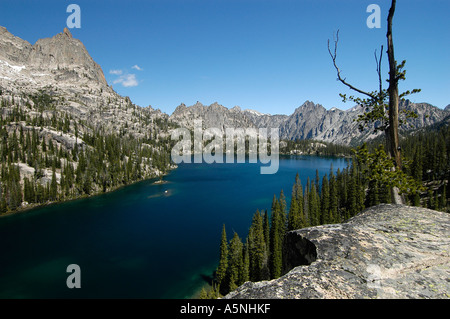 A dente di sega di Idaho NRA Barone lago una vista spettacolare di un lago incontaminato e cime frastagliate nelle montagne a dente di sega in estate Foto Stock