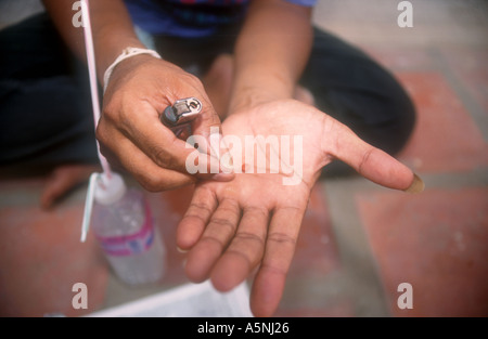 ADDICT FUMA YABAA CRAZY FARMACO THAILANDIA Foto Stock