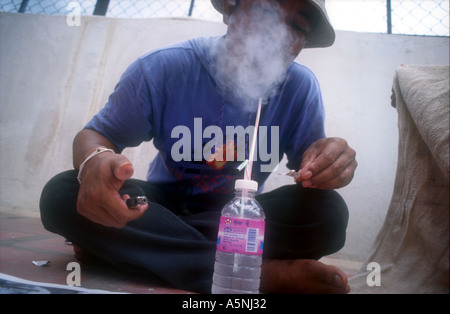 ADDICT FUMA YABAA CRAZY FARMACO THAILANDIA Foto Stock