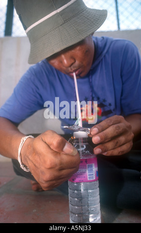 ADDICT FUMA YABAA CRAZY FARMACO THAILANDIA Foto Stock