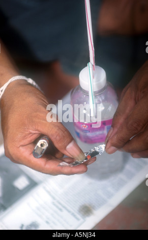 ADDICT FUMA YABAA CRAZY FARMACO THAILANDIA Foto Stock