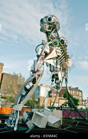 Uomo raee Rifiuti di Apparecchiature Elettriche Elettroniche progettata da Paolo Bonomini nella Southbank in London REGNO UNITO Foto Stock