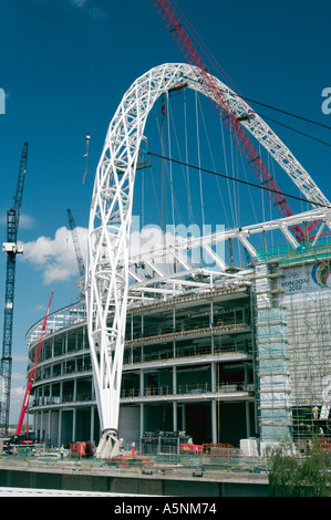 Il nuovo stadio di Wembley e arco in costruzione in London REGNO UNITO Foto Stock