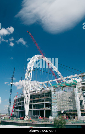 Il nuovo stadio di Wembley e arco in costruzione in London REGNO UNITO Foto Stock