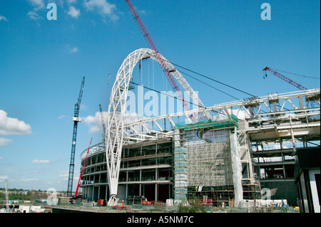 Il nuovo stadio di Wembley e arco in costruzione in London REGNO UNITO Foto Stock