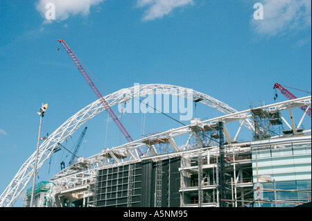 Il nuovo stadio di Wembley e arco in costruzione in London REGNO UNITO Foto Stock