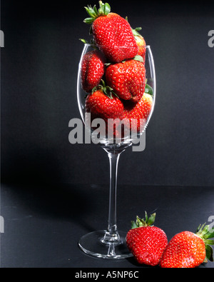 Le fragole in un bicchiere da vino Foto Stock