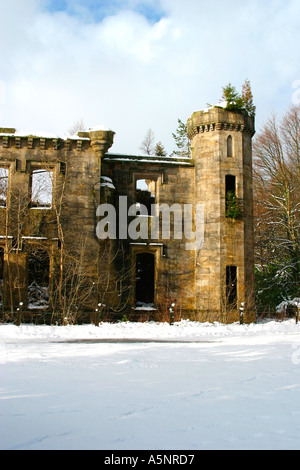 Derelitti country house mansion in inverno snowscene Foto Stock