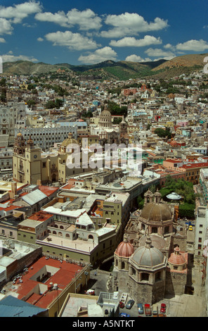 Vista da San Miguel collina con San Diego chiesa in primo piano in Guanajuato, Messico Foto Stock