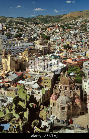 Vista da San Miguel collina con San Diego chiesa in primo piano in Guanajuato, Messico Foto Stock