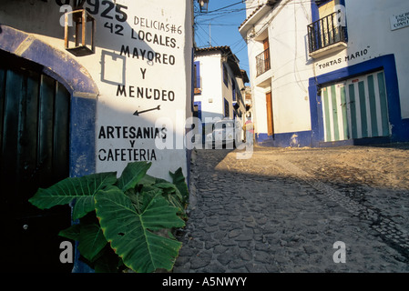 Volkswagen taxi in strada vicino a Plaza Borda in Taxco, Stato di Guerrero, Messico Foto Stock