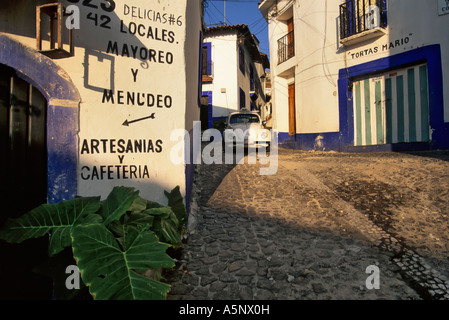 Volkswagen taxi in strada vicino a Plaza Borda in Taxco, Stato di Guerrero, Messico Foto Stock