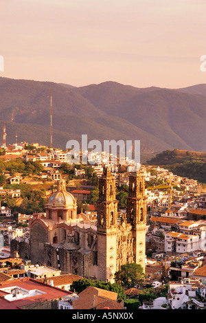 Chiesa di Santa Prisca, progettato da Miguel Custodio Duran, al tramonto, vista dalla Chiesa di Guadalupe, Taxco, Messico Foto Stock