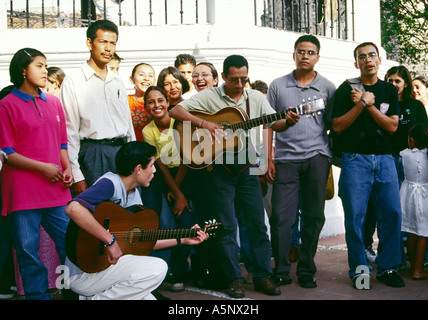 I giovani a Plaza Borda Zocalo in Taxco, Stato di Guerrero, Messico Foto Stock