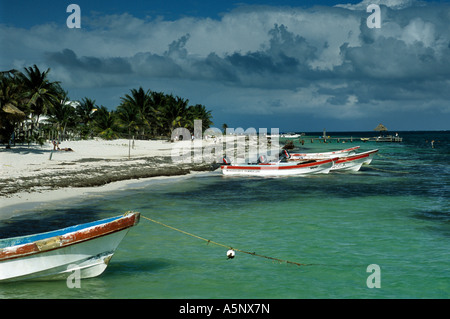 Barche in mare dei Caraibi spiaggia di Puerto Morelos, Quintana Roo stato, Yucatan, Messico Foto Stock