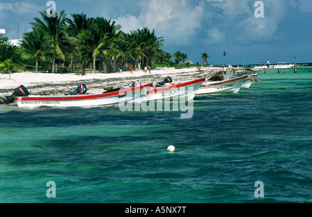 Barche in mare dei Caraibi spiaggia di Puerto Morelos, Quintana Roo stato, Yucatan, Messico Foto Stock