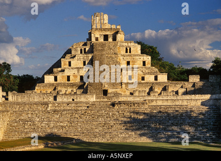 Edificio de los cinco Pisos Gran Acropoli rovine maya di Edzna, stato di Campeche, la penisola dello Yucatan, Messico Foto Stock