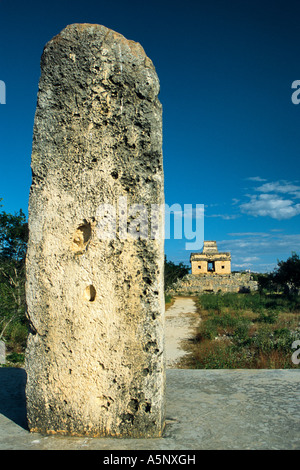 Stela a Templo de 7 Munecas (7 bambole), rovine Maya in Dzibilchaltun, Yucatan, Messico Foto Stock