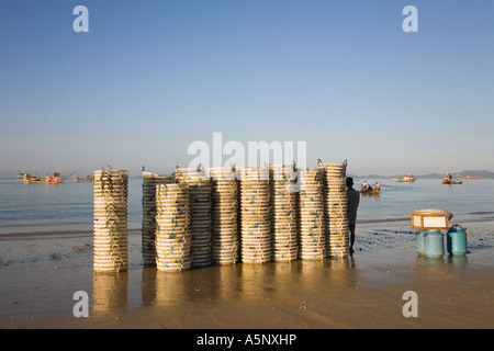 Barche da pesca all'alba Krabi Fishermans Beach Resort Krabi Thailandia Foto Stock