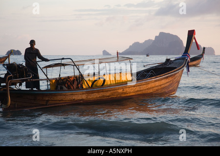 Long Tail barche su Railay o Railey Beach laguna, Provincia di Krabi Mare delle Andamane, Thailandia, al tramonto. Foto Stock