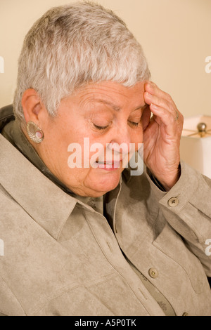 Donna anziana confusa su di esso. Foto Stock