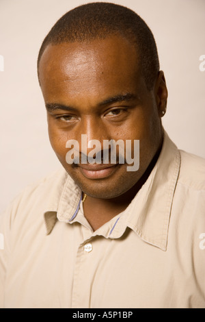 Ritratto in studio di un giovane uomo nero. Foto Stock
