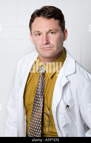 Ritratto di un medico di sesso maschile (modello). Foto Stock