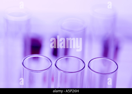 Cime di testtubes. Tre cerchi. Sfondo di colore viola. Foto Stock