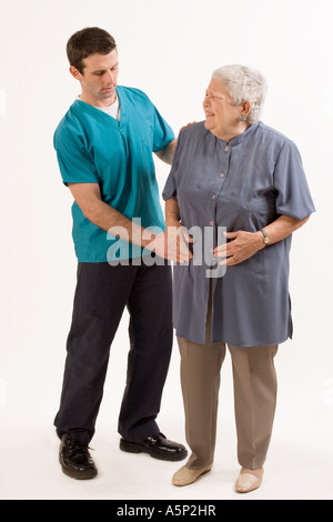 Terapista o medico assiste senior citizen paziente. Foto Stock