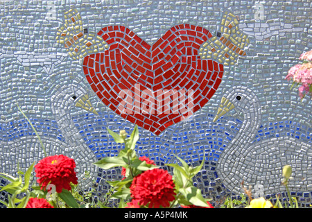 Un cuore a forma di pezzo di mosaico di opere d'arte. Foto Stock
