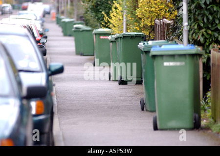 British cassonetti per il riciclaggio in strada residenziale London REGNO UNITO Foto Stock