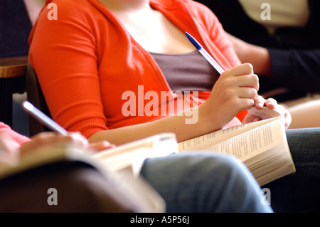 Femmina britannica studente universitario college in aula magna London REGNO UNITO Foto Stock