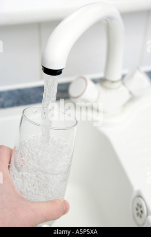 Bicchiere di acqua dal rubinetto Foto Stock