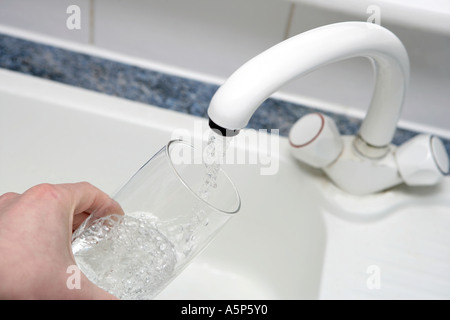 Bicchiere di acqua dal rubinetto Foto Stock